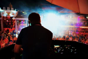 DJ draait muziek in nachtclub met kleurrijke lichten en dansende menigte
